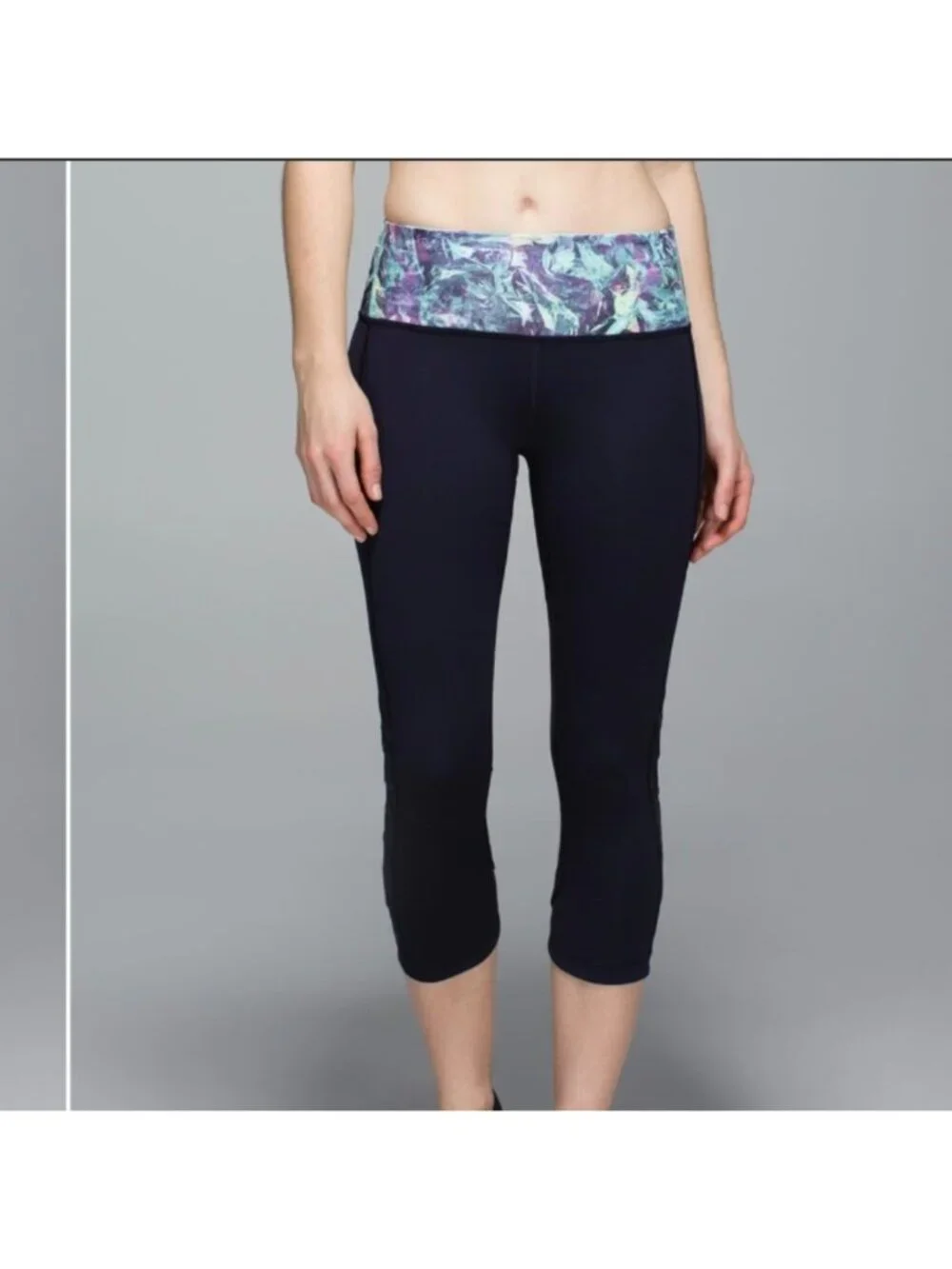 Lululemon Var-City Crop criss cross Naval Blue / Iridescent Multi